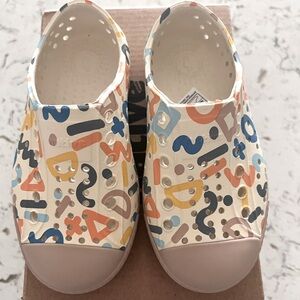 Toddler Natives, size 7.